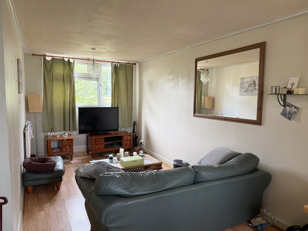 Lot: 165 - HOUSE IN NEED OF IMPROVEMENT - Living Room in House in Need of Refurbishment